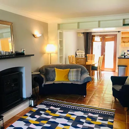 Peaceful Location Close To The Sea And Just A 15 Minute Stroll Into *