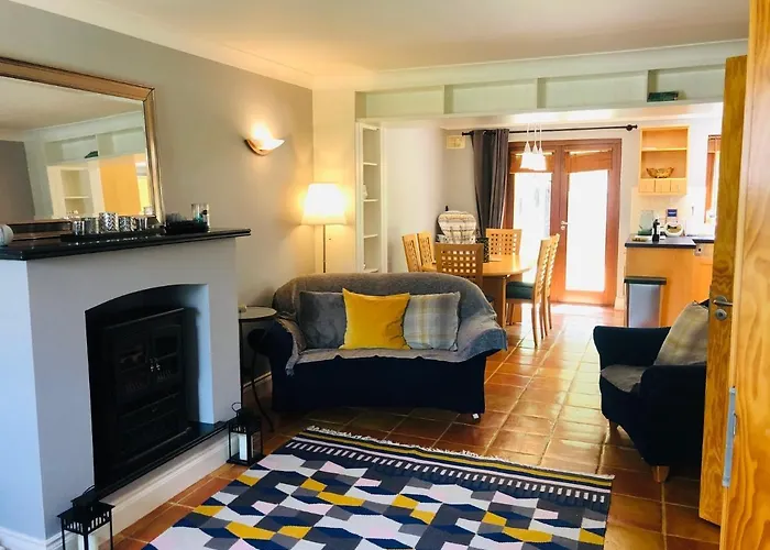 Peaceful Location Close To The Sea And Just A 15 Minute Stroll Into *