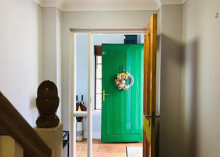 Peaceful Location Close To The Sea And Just A 15 Minute Stroll Into 펜션