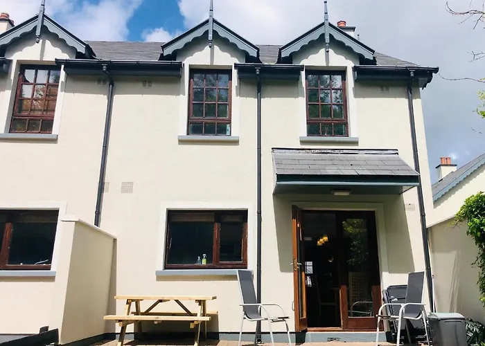 Peaceful Location Close To The Sea And Just A 15 Minute Stroll Into *