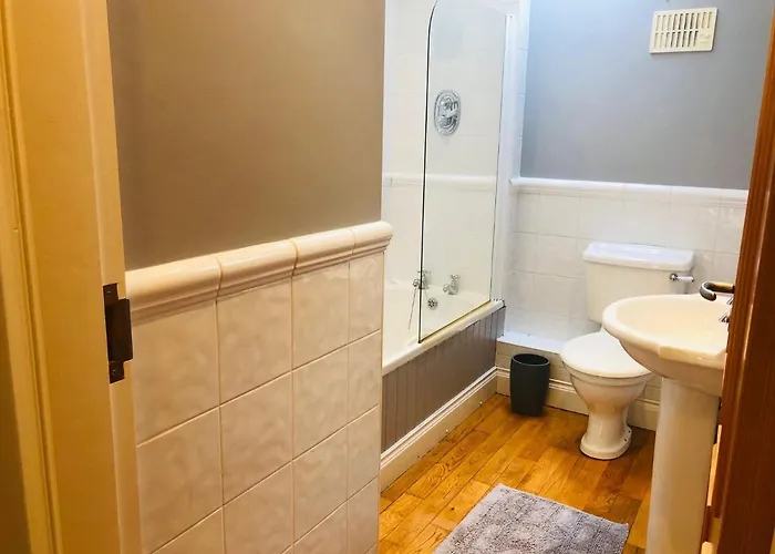 Peaceful Location Close To The Sea And Just A 15 Minute Stroll Into 켄마어