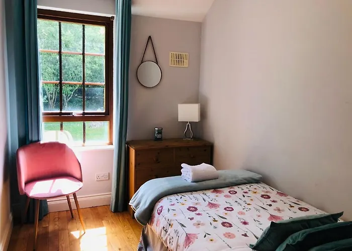 Peaceful Location Close To The Sea And Just A 15 Minute Stroll Into 펜션